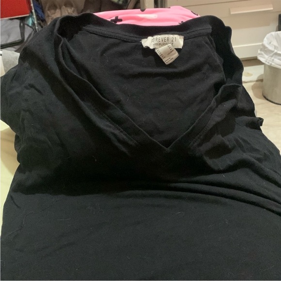 V neck forever 21 size XL comes with 2 shirts - Picture 2 of 2